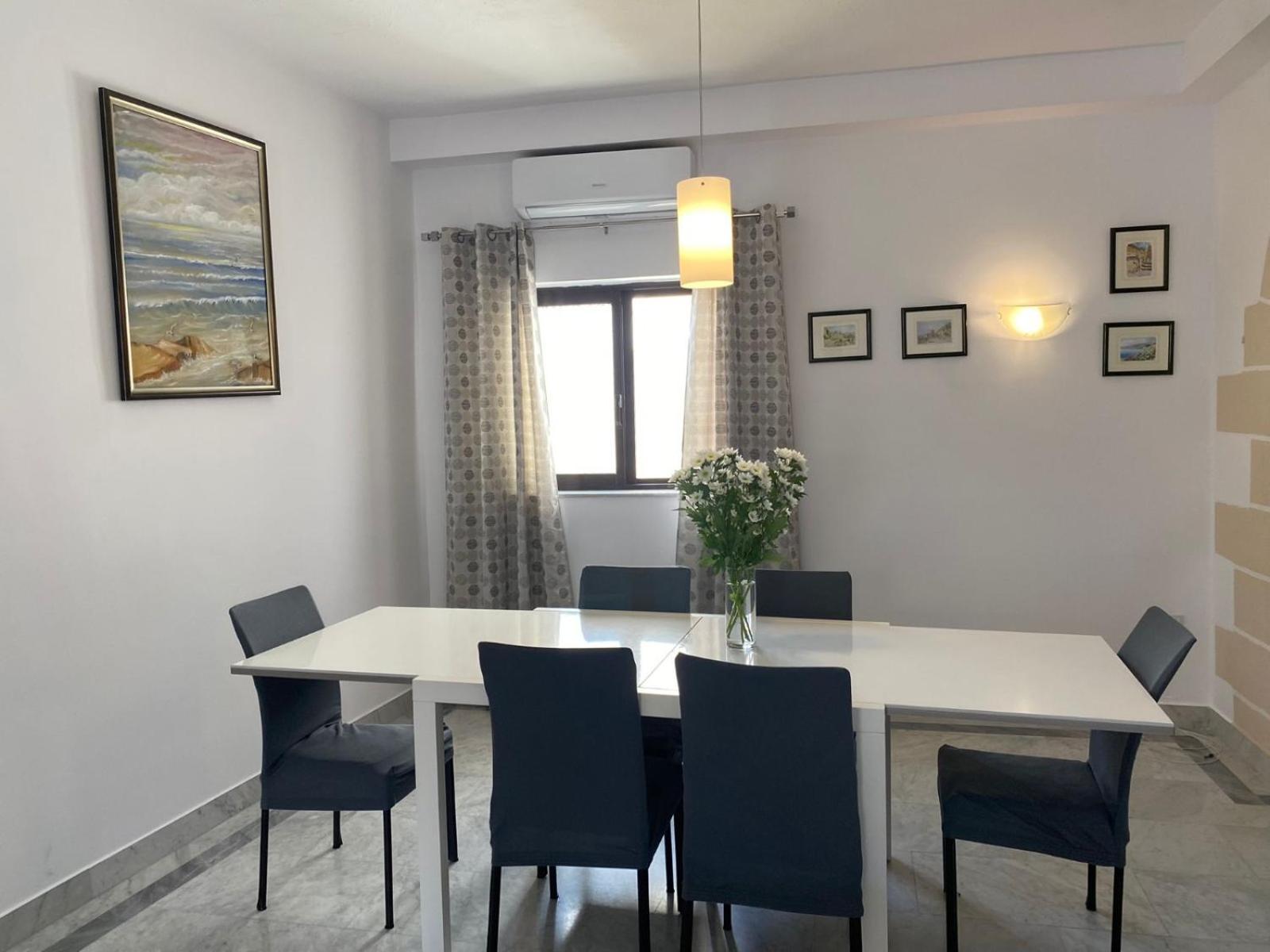 Apartment Xl Spacious Apartment, 4-br In Area, Walk To Sliema - St Julian's Gzira